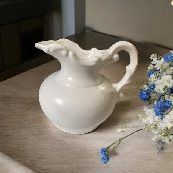 Mccoy USA Vintage Ceramic Pottery Blue Daisy Flower Pitcher With Matte Finish - Picture 4 of 4